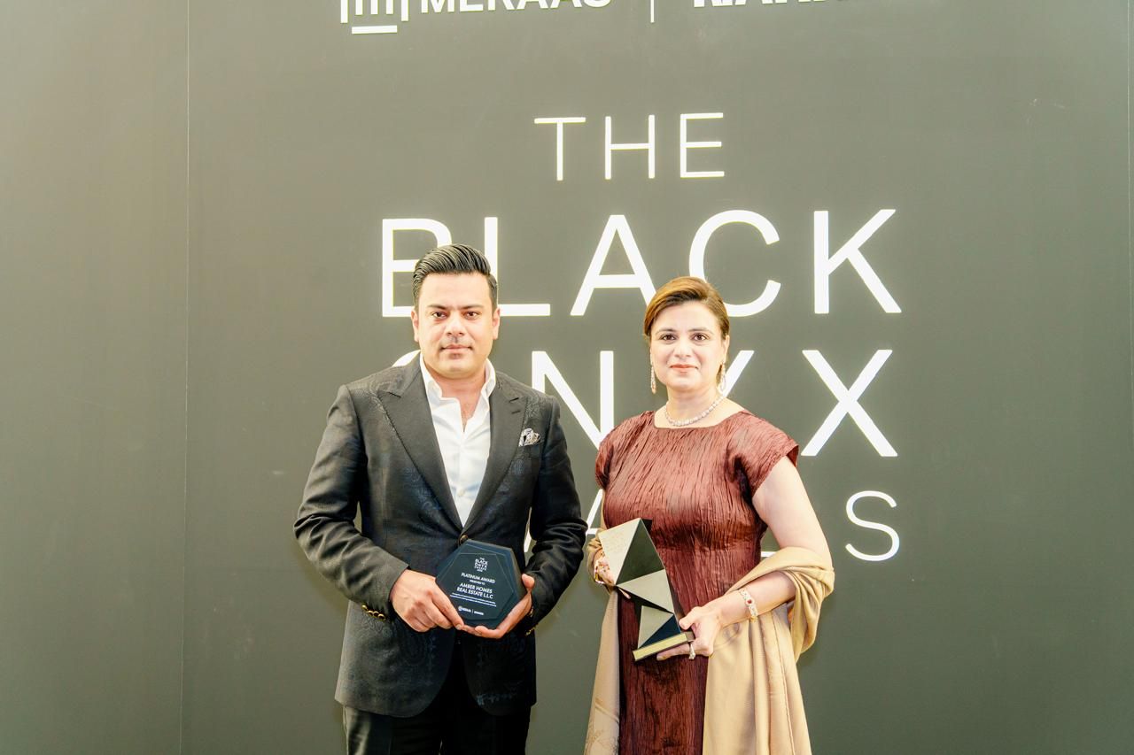 Saad Waqas and Ambreen Qureshi with the Amber Homes Real Estate Platinum Award at the 2025 Black Onyx Awards, Dubai